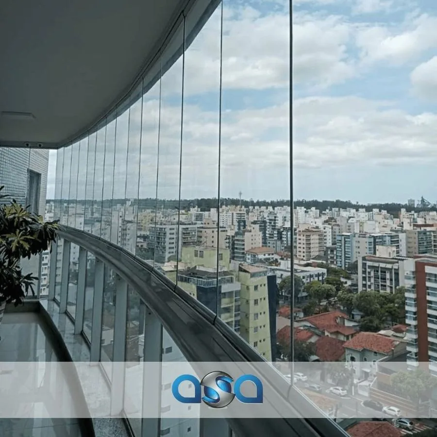 Varanda envidraçada com vista para a baía
