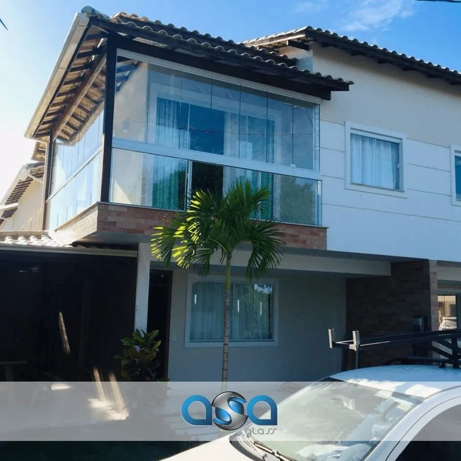 Varanda envidraçada em casa com jardim
