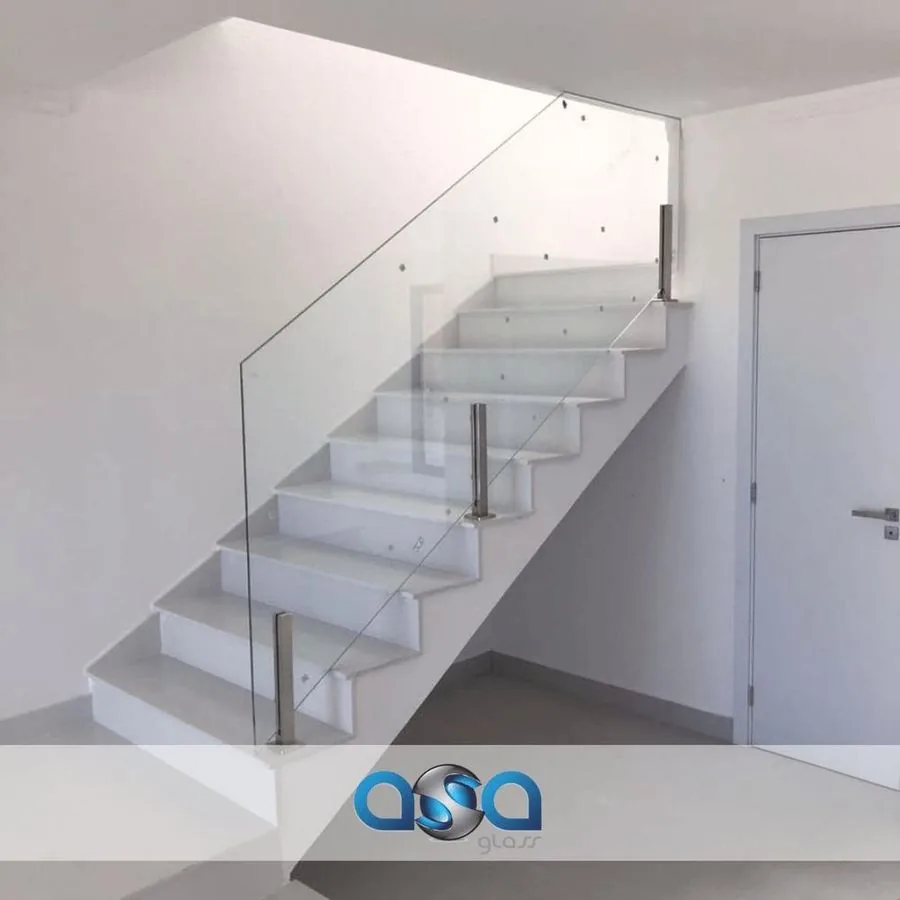 Guarda-corpo em vidro para escada interna