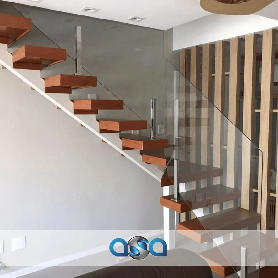 Fechamento de varanda em fachada de apartamento
